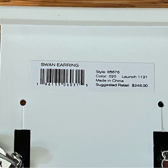 NWT TORY BURCH SWAN RESIN SWAROVSKI CRYSTAL EARRINGS - Picture 4 of 6